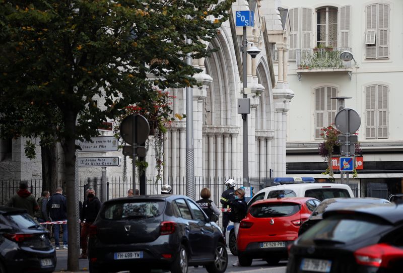 &copy; Reuters. FRANCE: L&apos;ATTAQUE DE NICE A FAIT DEUX MORTS, DIT UN PORTE-PAROLE DE LA POLICE