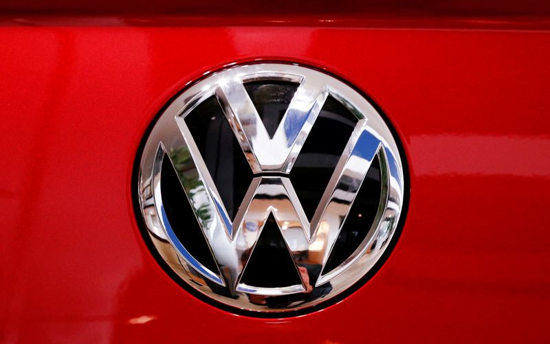 &copy; Reuters. Il logo Volkswagen su un veicolo esposto in una concessionaria a Bruxelles