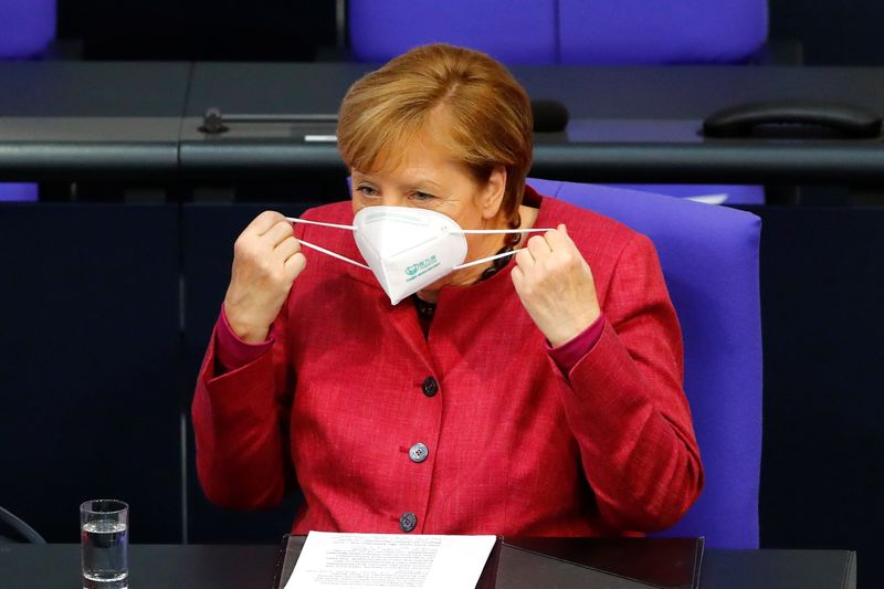 &copy; Reuters. La cancelliera tedesca Angela Merkel indossa una mascherina durante una sdueta del Bundestag, a Berlino