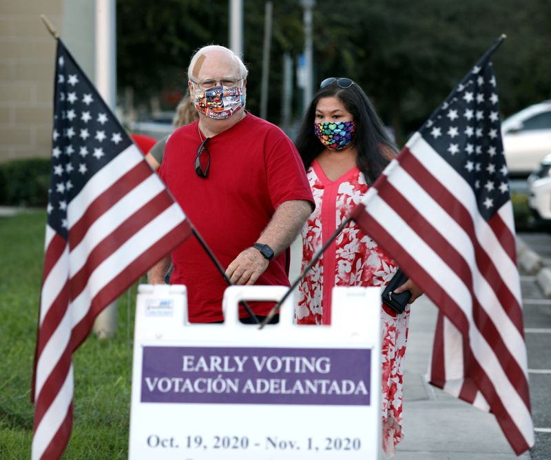 &copy; Reuters. FILE PHOTO: People line up to cast ballots during early voting session in Celebration, Florida