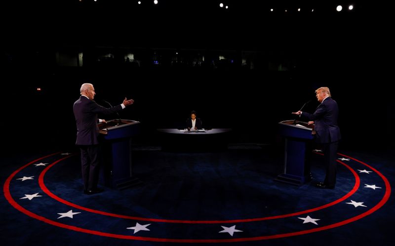 &copy; Reuters. Democratic presidential nominee Biden and President Trump participate in their second debate in Nashville