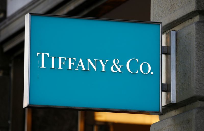 &copy; Reuters. El logotipo de la joyería estadounidense Tiffany &amp; Co. en una tienda en la calle comercial Bahnhofstrasse en Zurich, Suiza. 9 de septiembre de 2020.