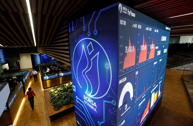 &copy; Reuters. Traders walk on the floor of the Borsa Istanbul