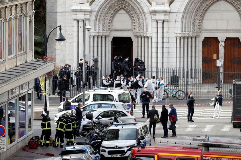 &copy; Reuters. Agentes de segurança isolam área após ataque em igreja de Notre Dame em Nice, na França