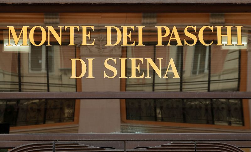 &copy; Reuters. Logo di banca Monte dei Paschi in una filiale di Roma