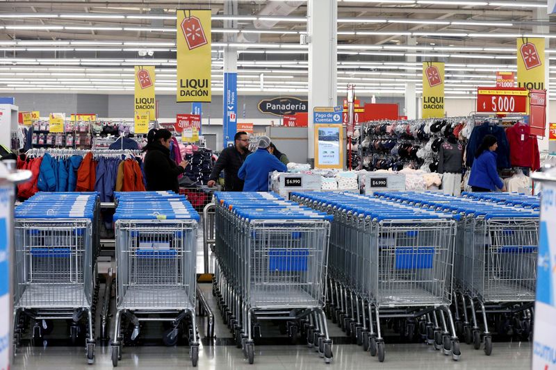 &copy; Reuters. FILE PHOTO: The supermarket Lider of the retailer Walmart is seen in Santiago