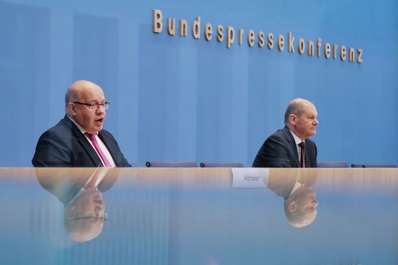 © Reuters. German economy, finance ministers present coronavirus aid plans