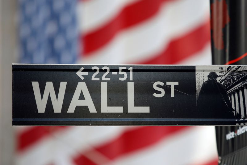 &copy; Reuters. Un cartello stradale a Wall Street davanti alla Borsa di New York