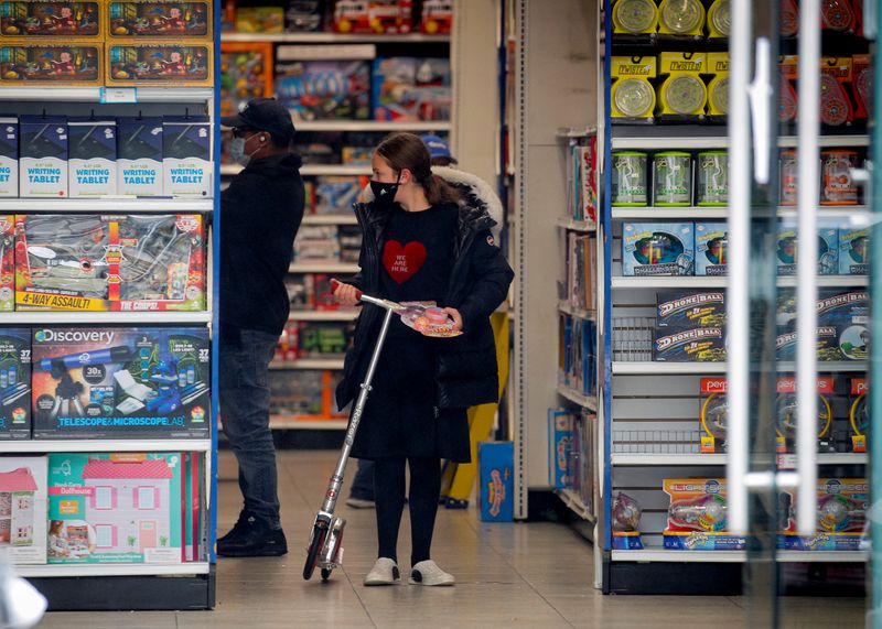 &copy; Reuters. Foto de archivo. Una joven comprando en una tienda juguetes durante el brote de coronavirus (COVID-19) en Brooklyn, Nueva York