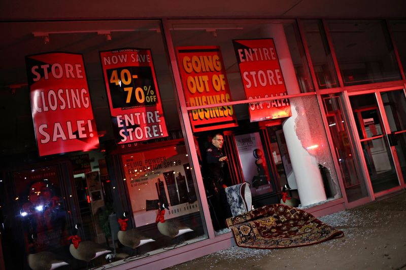 &copy; Reuters. A police officer investigates inside a store that was looted in Philadelphia, Pennsylvania