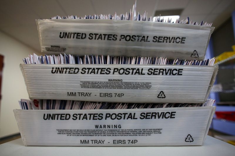 © Reuters. FILE PHOTO: Ballot counting underway in Denver