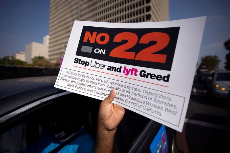 © Reuters. FILE PHOTO: App-based gig workers hold demonstration outside Los Angeles City Hall to urge voters to vote no on Proposition 22 in California