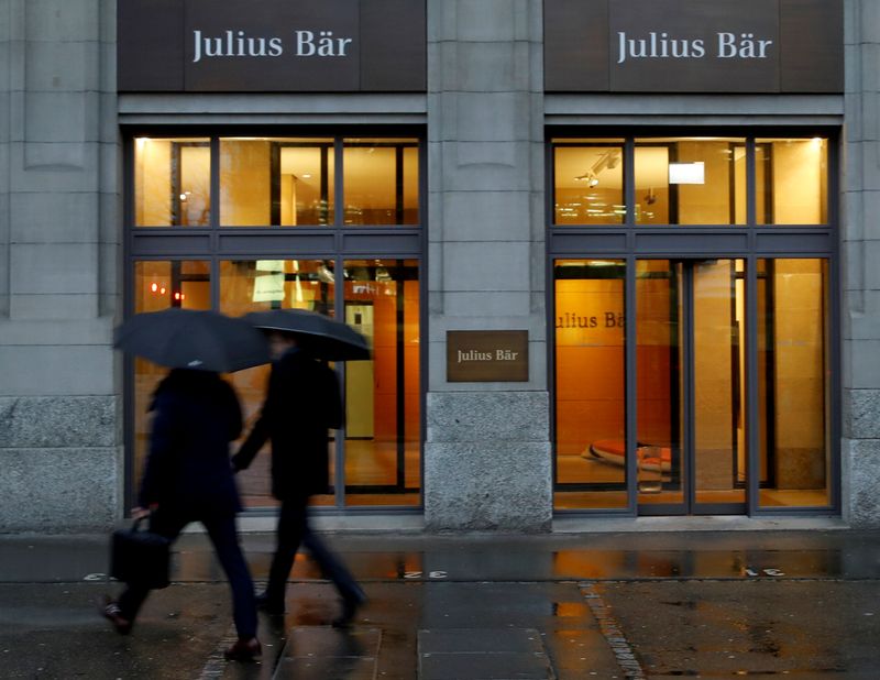 &copy; Reuters. FILE PHOTO: People walk past a branch of Swiss bank Julius Baer in Zurich