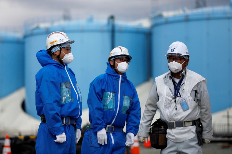 &copy; Reuters. FILE PHOTO: Workers are seen in front of storage tanks for radioactive water are seen at tsunami-crippled Fukushima Daiichi nuclear power plant in Okuma town, Fukushima prefecture