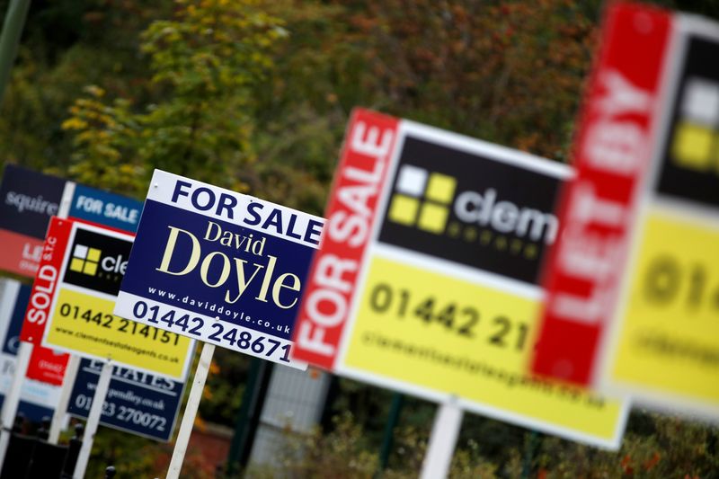 &copy; Reuters. FILE PHOTO:  Estate agents&apos; boards are displayed, amid the spread of the coronavirus disease (COVID-19), in Apsley, Hertfordshire