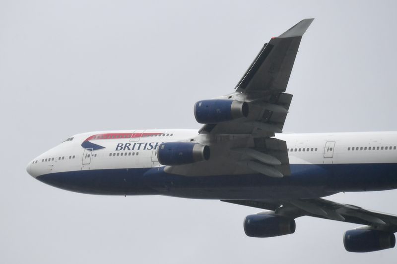 &copy; Reuters. FOTO DE ARCHIVO: Un Boeing 747 de British Airways sobrevuela el aeropuerto de Londres Heathrow, en Londres, Reino Unido, el 8 de octubre de 2020