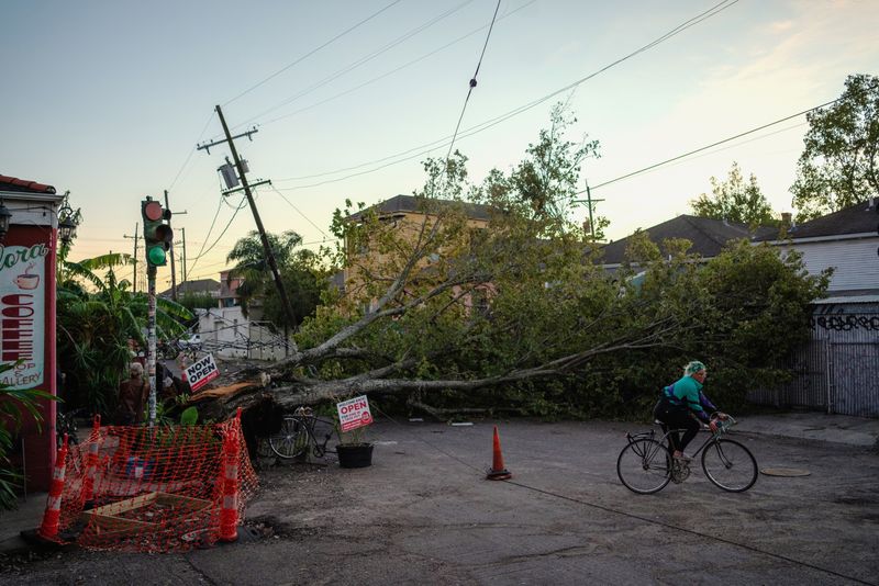© Reuters. الإعصار زيتا يقتل 6 ويقطع الكهرباء عن الملايين في الجنوب الأمريكي