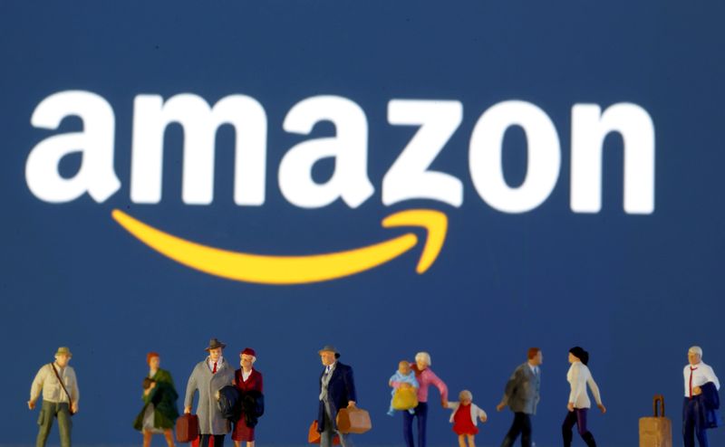 © Reuters. FILE PHOTO: FILE PHOTO: Small toy figures are seen in front of diplayed Amazon logo