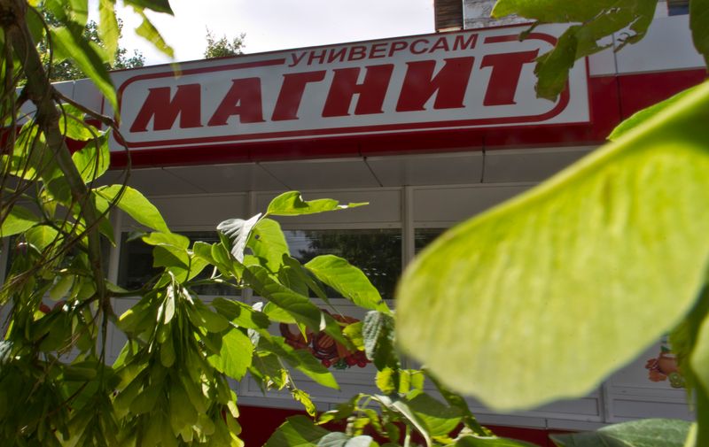 &copy; Reuters. Leaves frame the front of a grocery store owned by retailer Magnit in Moscow