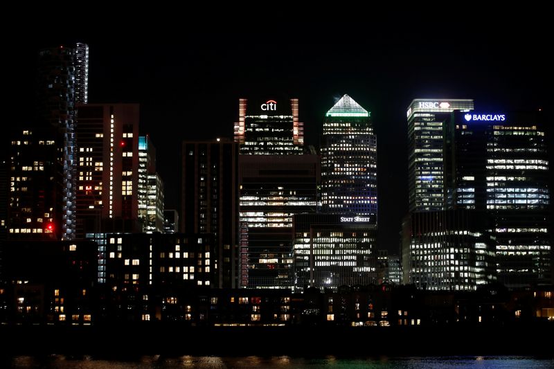 © Reuters. FILE PHOTO:  Canary Wharf business district in London