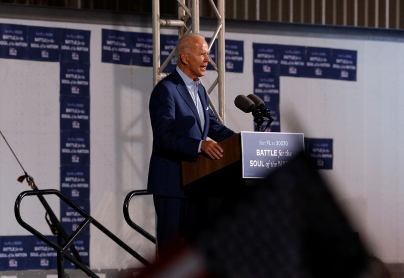 &copy; Reuters. FILE PHOTO: Democratic U.S. presidential nominee and former Vice President Biden campaigns in Florida