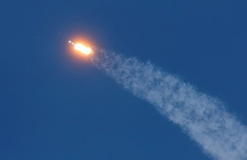 © Reuters. FILE PHOTO: A SpaceX Falcon 9 rocket lifts off from pad 39A with the seventh batch of SpaceX broadband network satellites, at the Kennedy Space Center, in Cape Canaveral