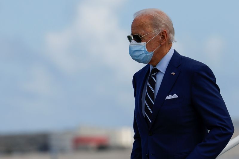 &copy; Reuters. U.S. presidential nominee Biden campaigns in Fort Lauderdale, Florida