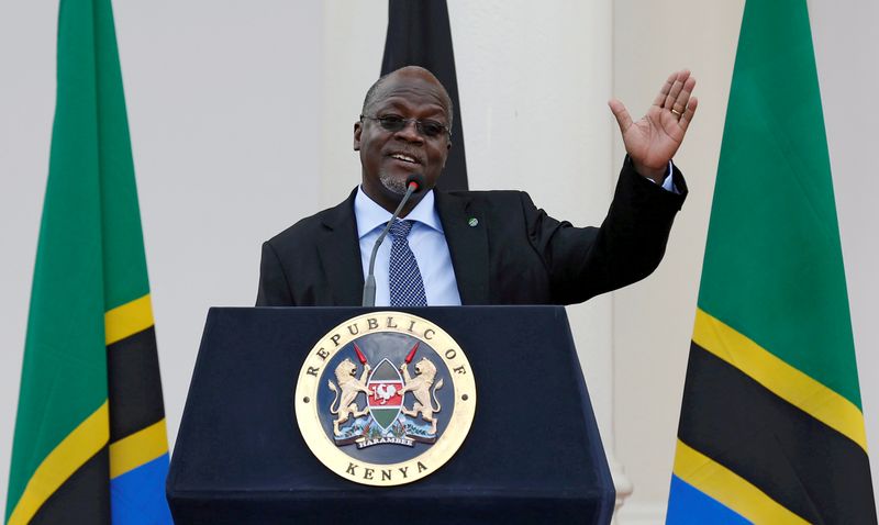 &copy; Reuters. FILE PHOTO: Tanzania&apos;s President Magufuli addresses a news conference during his official visit to Nairobi