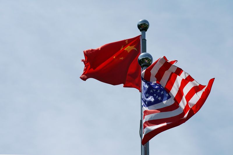 © Reuters. Chinese and U.S. flags flutter near The Bund in Shanghai