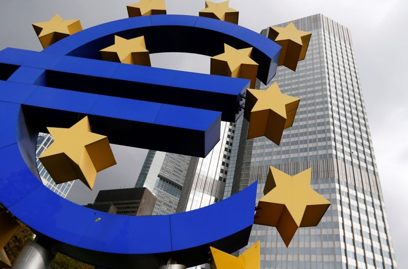 &copy; Reuters. Scultura che rappresenta il simbolo dell&apos;Euro a Francoforte, Germania, 26 ottobre 2014