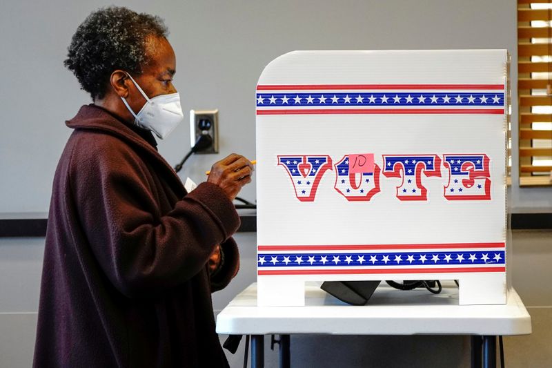 &copy; Reuters. FILE PHOTO: In-person early voting in Milwaukee