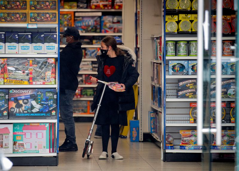 © Reuters. FILE PHOTO: A young Ultra-Orthodox Jewish girl shops in a toy store, during the outbreak of coronavirus disease (COVID-19) in the Borough Park section of Brooklyn, New York