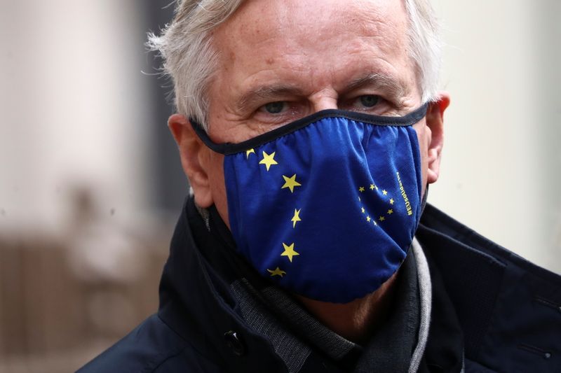 © Reuters. European Union's Brexit negotiator Michel Barnier walks at Westminster in London