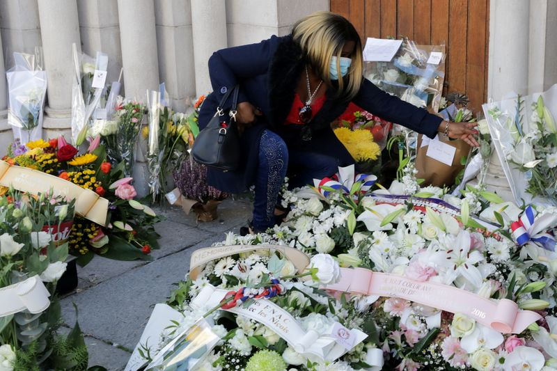 © Reuters. سكان يضعون الزهور في موقع هجوم نيس ومسؤول يحذر من هجمات جديدة بفرنسا