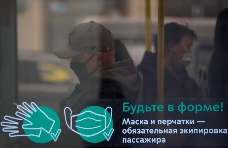 &copy; Reuters. Passageiros usam máscara de proteção em ônibus em Moscou