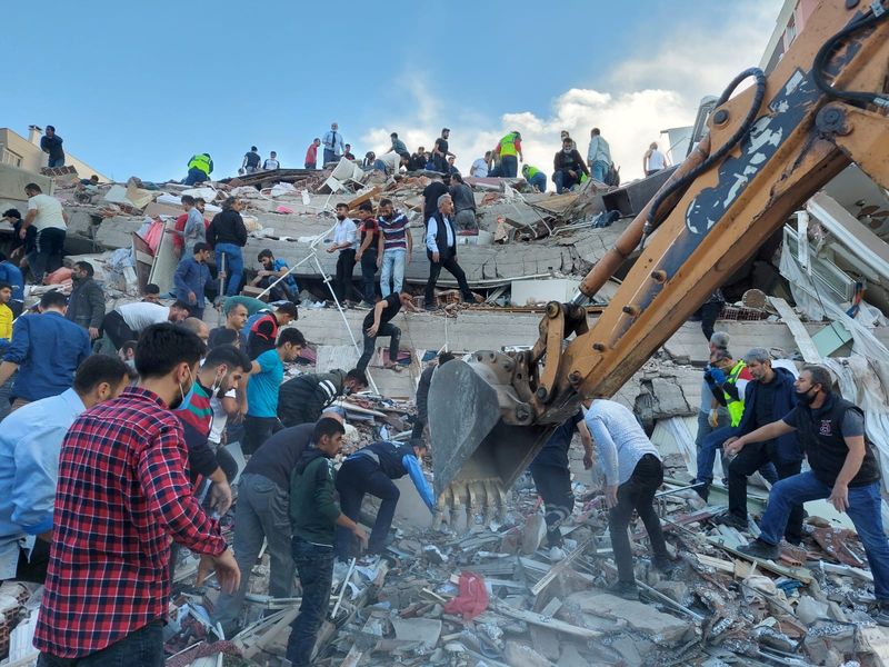 &copy; Reuters. إدارة: أربعة قتلى و120 مصابا في زلزال تركيا