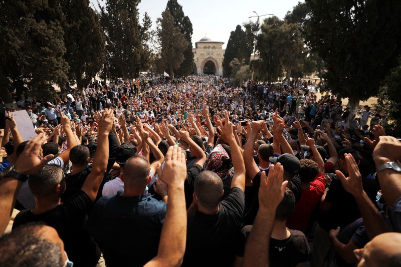 © Reuters. عشرات آلاف المسلمين يحتجون على تصريحات ماكرون