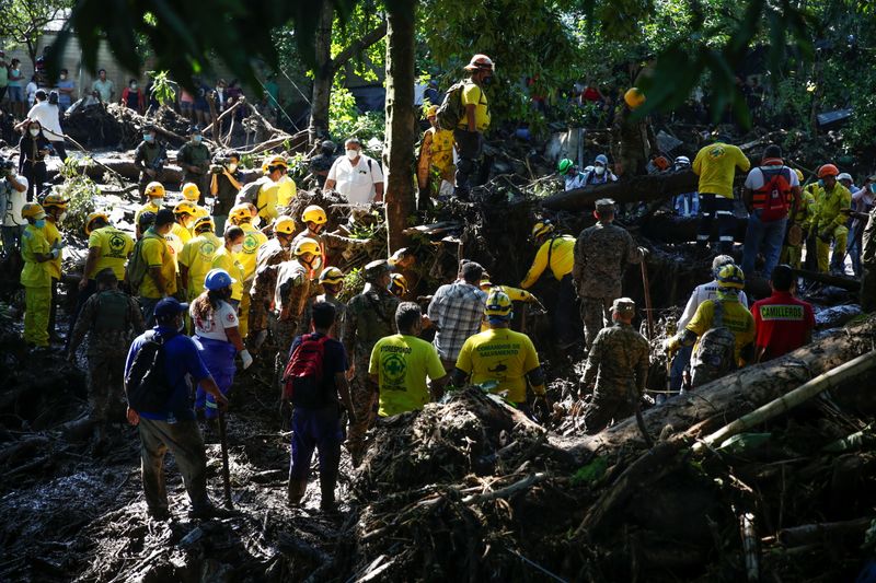 &copy; Reuters. مقتل 7 في انهيار أرضي بالسلفادور وفقد أكثر من 30