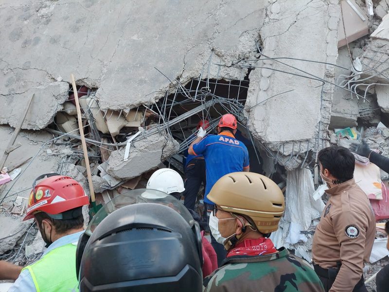 &copy; Reuters. هيئة إدارة الكوارث: عدد قتلى الزلزال في تركيا يرتفع إلى 12