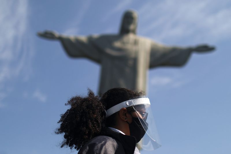 &copy; Reuters. Guarda usando máscara e face shield no Cristo Redentor, no Rio de Janeiro