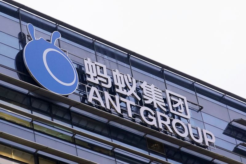 &copy; Reuters. El logotipo de Ant Group, una filial de Alibaba, se muestra en su sede en Hangzhou, provincia de Zhejiang, China. 26 de octubre de 2020