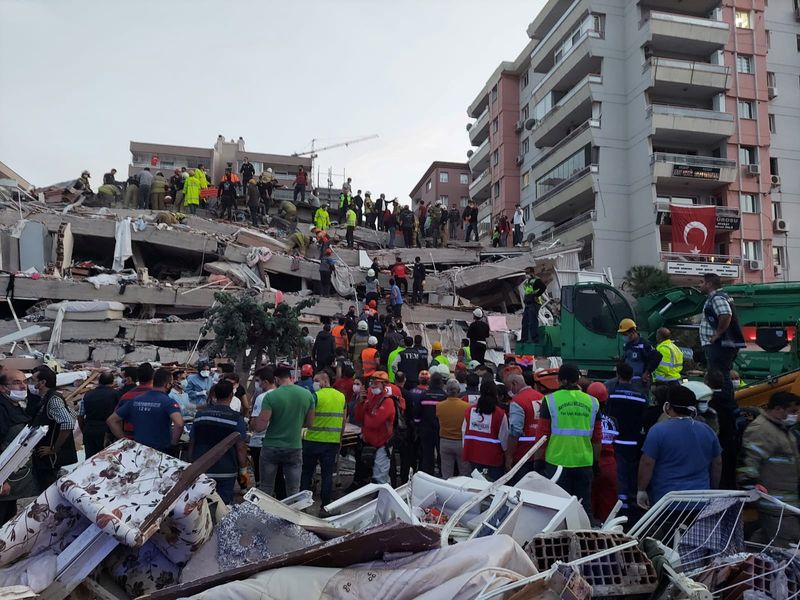 &copy; Reuters. People search for survivors at a collapsed building after a strong earthquake struck the Aegean Sea where some buildings collapsed in the coastal province of Izmir