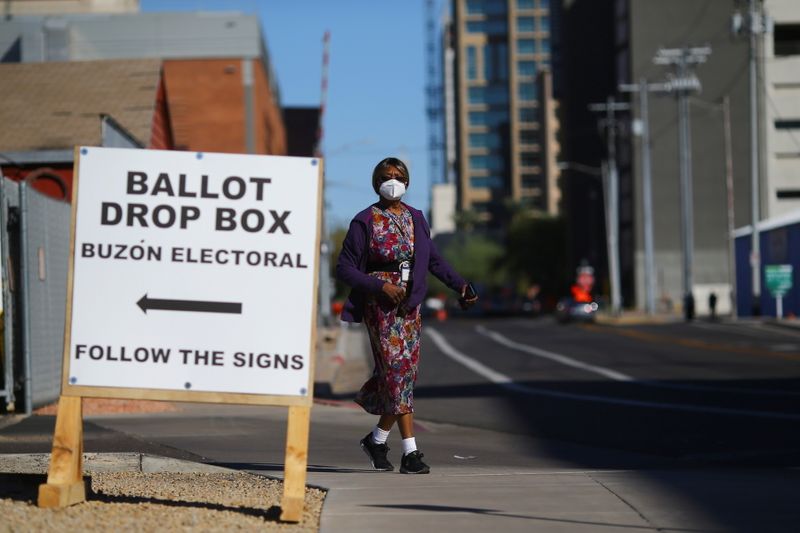 &copy; Reuters. A woman walks to cast her ballot during early voting in Phoenix