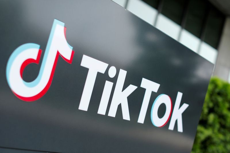 &copy; Reuters. FILE PHOTO: The TikTok logo is pictured outside the company&apos;s U.S. head office in California