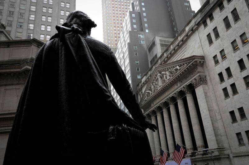 © Reuters. FILE PHOTO: Statue of George Washington at Federal Hall across Wall Street from New York Stock Exchange in New York