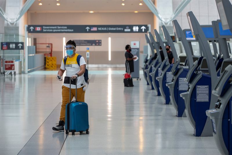 &copy; Reuters. Passageiro de máscara no aeroporto de Toronto