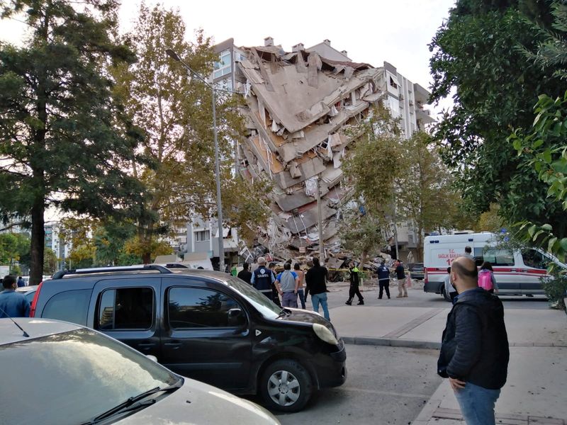 © Reuters. ارتفاع عدد القتلى في تركيا بسبب الزلزال إلى 17