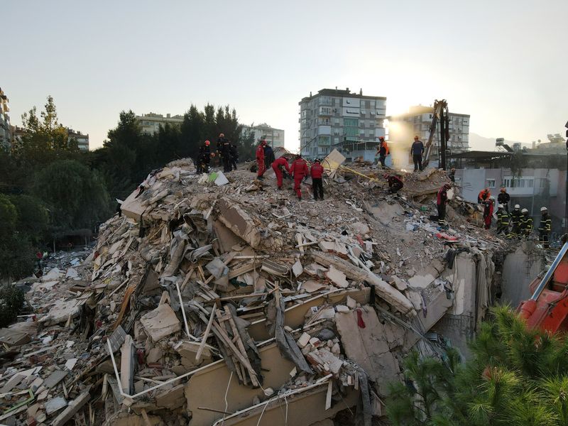 &copy; Reuters. An aerial view shows rescue workers searching for survivors at a collapsed building after an earthquake in Izmir