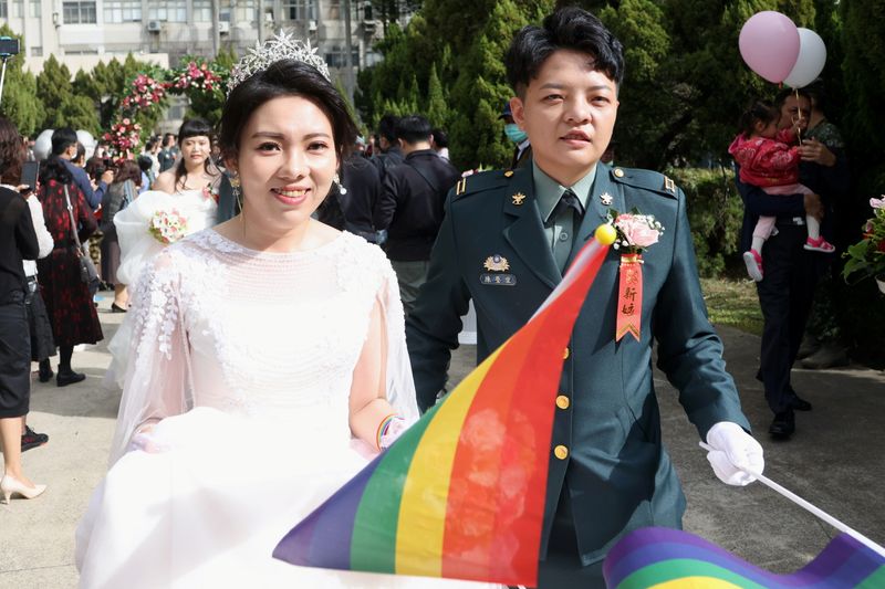 &copy; Reuters. Chen Ying-Hsuan, a combat engineer lieutenant, and her wife Li Chen-Chen, are seen during a military mass wedding in Taoyuan