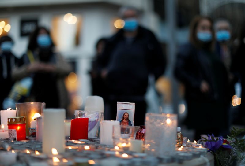 &copy; Reuters. Un homenaje a las víctimas de un ataque con cuchillo mortal frente a la iglesia de Notre Dame en Niza, Francia, el 30 de octubre de 2020